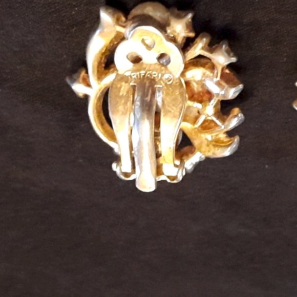 Vintage Trifari pearl and rhinestone earrings - Picture 2 of 2